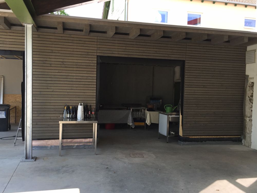 Weinstand mit Aussenverkleidung in Holz 